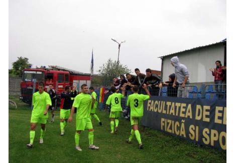 FAN CLUB. FC Bihor a avut parte de susţinerea unui grup de suporteri orădeni care au ţinut să fie prezenţi la meciul de la Arad. Întreaga echipă a venit la marginea terenului pentru a le mulţumi, cu speranţa că, la partidele următoare, numărul lor va fi şi mai mare